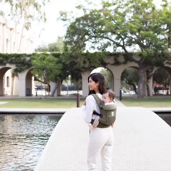 Ergobaby ADAPT NOSÍTKO Soft Flex Mesh + dárek ZAVINOVAČKA Ergobaby SWADDLER