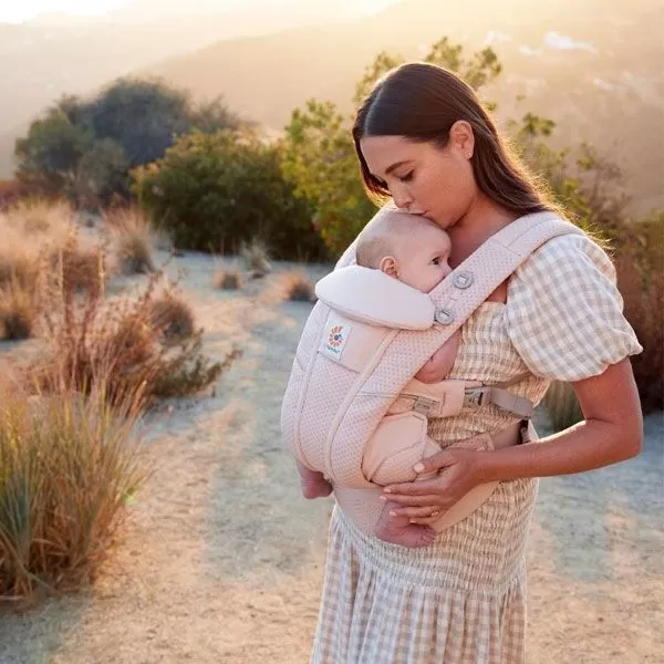 Ergobaby OMNI 360 BREEZE + dárek ZAVINOVAČKA Ergobaby SWADDLER